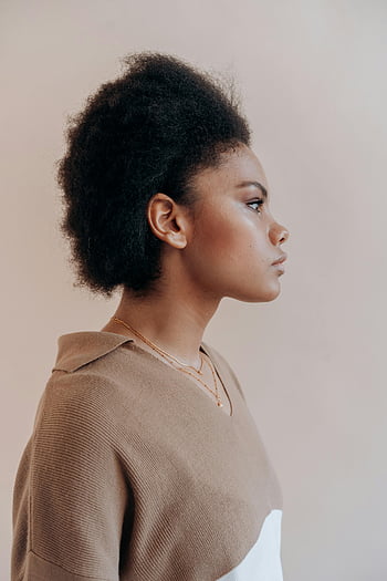 vista laterale, bella donna, capelli afro, afroamericano, capelli ricci, profilo laterale, sfondo neutro, ritratto, capelli naturali, collana d'oro, maglione marrone