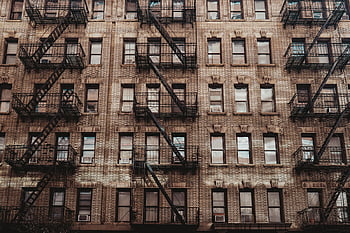 bâtiment résidentiel, escalier de secours, brique patinée, immeuble, la ville de New York, journée ensoleillée, vue extérieure, architecture urbaine, la sécurité incendie, immeuble à plusieurs étages, paysage urbain