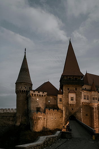 Castello di pietra medievale, Corvin Castle, Hunedoara, Romania, cielo cupo, architettura drammatica, crepuscolo, fortezza di pietra, architettura medievale, torri del castello, punto di riferimento storico