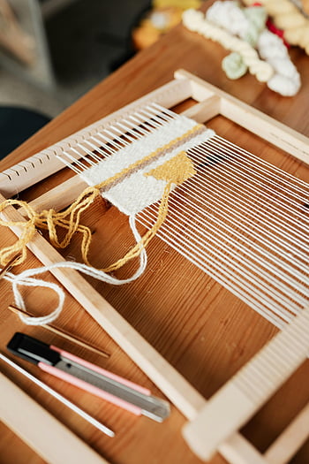 handloom, proces tkaní, příze, dílna, detail, řemeslo, textil, diy, Dřevěný tkalcovský stav, tkalcovské nástroje, ruční