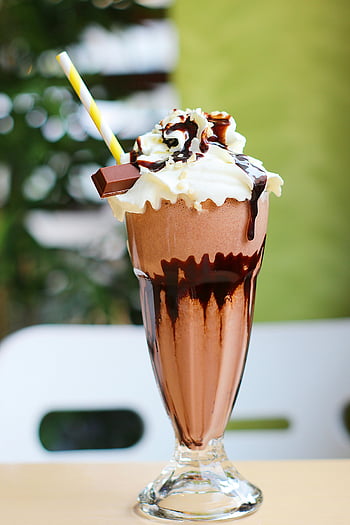 sjokolademilkshake, pisket krem, Dessert Cravings, nærbilde fotografering, overbærende milkshake, strå, sjokoladesirup, Milkshake glass, dessertdrink, pisket topping, Sjokoladebehandling