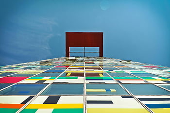 färgglad skyskrapa, modern design, blå himmel, lågvinkelvy, Digital abstrakt konst, flerfärgad fasad, samtida arkitektur, livfulla färger, geometriska mönster, stads konst, arkitektonisk fotografi