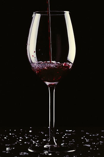 red wine, wine glass, pouring wine, crystal glass, black background, close-up, red liquid, wine pouring, wine glass close-up, wine photography, wine scene
