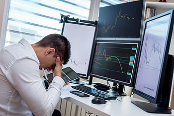 Mann mit Kopfschmerzen, Computer, Tablette, gestresstes Händler, Büroeinstellung, Marktdaten, mehrere Monitore, Daten analysieren, Schreibtisch, Büroumgebung, Finanzanalyse
