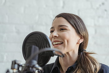 χαμογελαστή γυναίκα, podcast εγγραφής, μικρόφωνο, ρύθμιση στούντιο, φωνητικό podcast, γυναίκα χαμογελά, εγγραφή podcast, μικρόφωνο στούντιο, επαγγελματική καταγραφή, παραγωγή ήχου, δημιουργός περιεχομένου