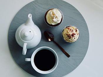 tazza in ceramica bianca, teiera, cupcakes, distesa piatta, caffè nero, vassoio rotondo, Piacere per la colazione, deliziosi cupcakes, tazza di caffè, cucchiaio, vassoio di legno