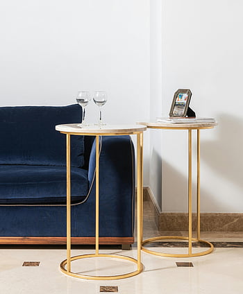 moderna möbler, rymlig rum, blå sammet soffa, eleganta sidobord, minimalistisk inredning, elegant vardagsrum, samtida design, guldsidansbord, marmor topp, modern inredning, vardagsrum möbler