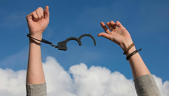 la libertà, manette aperte, cielo blu luminoso, Immagine simbolica, mani dell'uomo, sfondo del cielo, liberazione, liberarsi, Polsini, cielo aperto, concetto di libertà