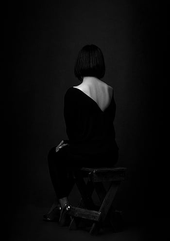 Sanatsal Fotoğraf, oturan kadın, siyah gömlek, Şık Siyah Beyaz, zarif poz, Geri Döndü, stüdyo ayarı, tek renkli fotoğrafçılık, minimalist tarz, kadın portresi, koyu arka plan