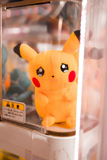 Smutný Pikachu, vycpaná hračka, detailní záběr, Pikachu plyš, dráp stroj, Japonská arkáda, roztomilý Pikachu, plyšová hračka, arkáda, Pikachu Toy, Smutný výraz