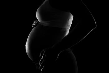 těhotná žena, fotografie ve stupních šedi, dítě narazit, detail, očekávání, milovat, mateřství, těhotenství, Černý a bílý, silueta