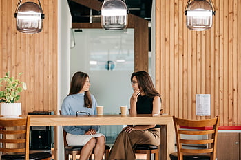 เพื่อนพูดคุย, กาแฟ, คาเฟ่, ในร่มที่มีสไตล์, ผู้หญิงสองคน, การพูดคุย, เพื่อนที่หลากหลาย, ร่าเริง, ตาราง, คาเฟ่ในร่ม, โคมไฟ