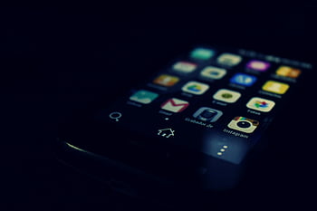 siyah android akıllı telefon, instagram uygulaması, Gmail uygulaması, Koyu temalı yakın çekim, akıllı telefon ekranı, Çeşitli uygulamalar, dokunmatik ekran teknolojisi