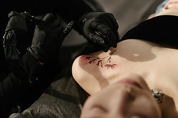 καλλιτέχνης τατουάζ, floral body art, γυναίκα, ρύθμιση στούντιο, γκρο πλαν, δημιουργία τατουάζ, τέχνη σώματος, τατουάζ στούντιο, διαδικασία τατουάζ, Γυναίκα τατουάζ, floral τατουάζ