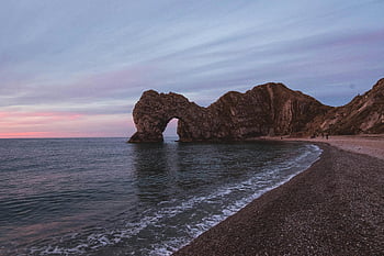durdle dveře, dorset pobřeží, západ slunce, Klidná mořice, růžové nebe, pohled na oceán, Skalní formace, plážové scény, pobřežní krajiny, Přírodní krásy, Anglie pobřeží