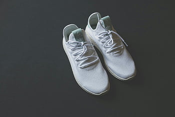 scarpe da corsa bianca, Sneaker a maglie bianche, scarpe da ginnastica bianche, lacci, superficie scura, vista dall'alto, Scarpe da ginnastica, scarpe sportive, calzature, moda, stile di vita