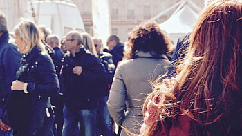 gruppo di persone, raduno di strada, ambientazione esterna, folla di giorno, Gruppo vivace, evento pubblico, scena urbana, ritrovo sociale, gente che cammina, vita di città, attività diurna