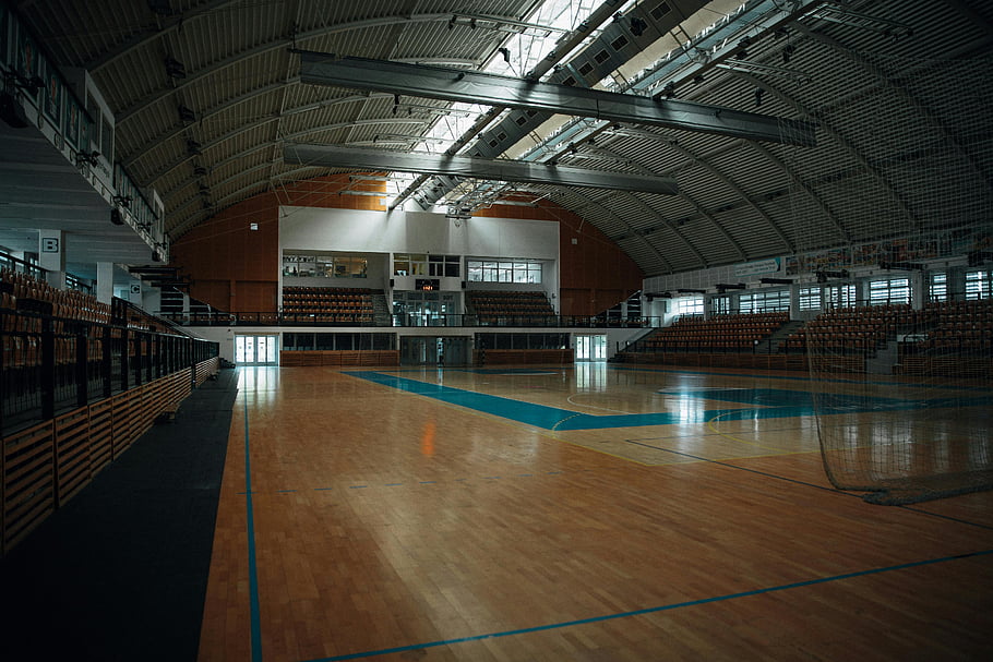 kryté hřiště na házenou, prázdná sportovní aréna, dřevěné podlahy, bělidla, sportovní aktivity, kryté sportovní hřiště, návrh sportovního hřiště, Vnitřní aréna, sportovní podlahy, sportovní tribuny, vnitřní sportovní zařízení