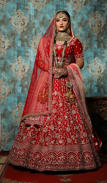 indická nevěsta, Red Lehenga, Kulturní oděv, Tradiční šperky, živé šaty, svatební oblečení, svatební móda, etnické oblečení, Ozdobná Lehenga, Ohromující nevěsta, Kulturní nevěsta