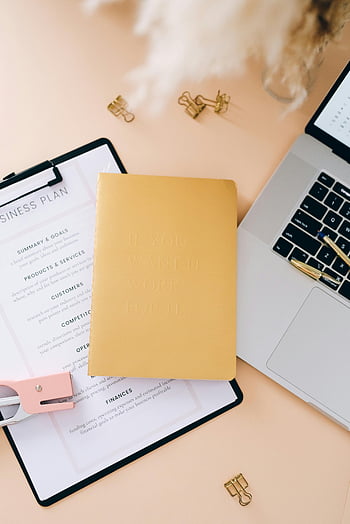 podnikatelský plán, Schránka, ploché ležel, nastavení stolu, plánovač, laptop, pojiva klipy, papírnictví, žlutý notebook, motivační citát, kancelářské potřeby