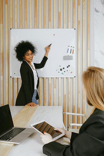 kvinde peger, tavle, selvsikker forretningskvinde, præsentation, moderne kontor, Professionel omgivelse, kontor møde, Forretningspræsentation, Whiteboard -præsentation, Kontormiljø, professionel kvinde