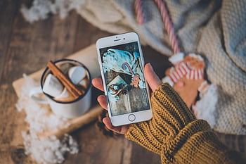 stříbrný iphone 6, teplá zimní scéna, horká čokoláda, pletený svetr, Smartphone v ruce, Útulná zima, Zimní útulná scéna, horké kakao, zimní nápoj, zimní móda, Zimní životní styl