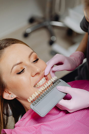 zubař, Průvodce zubním stínem, trpěliví, Zubní kontrola, Porovnávání barev zubů, zubní klinika, žena, zubní ošetření, Péče o zuby, dentální hygiena, zubní postup