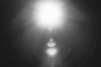 alb-negru, strălucirea soarelui, imagine abstractă, soare stralucitor, Efecte ale lentilelor, monocrom, Efect de flacără, lumină de spargere, fotografie artistică, contrast mare, artă abstractă