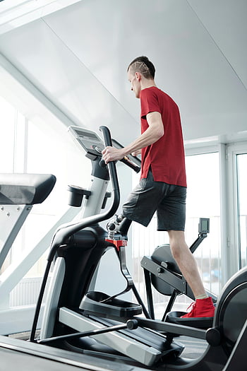uomo, maglietta rossa, trainer ellittico, Palestra, gamba protesica, Fitness interno, attenzione alla salute, allenarsi, esercizio, attrezzature per il fitness, stile di vita attivo