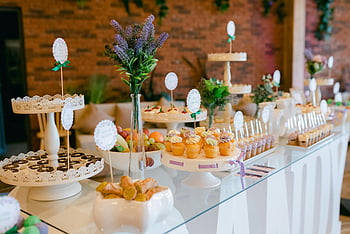 jälkiruokapöytä, leivonnaiset, cupcakes, kukat, erityinen tapahtuma, kauniisti järjestetty, hedelmät, jälkiruoanäyttö, tapahtumapöytä, makeita herkkuja, Kakutelineet