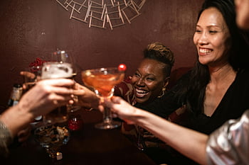 Přátelé toasty, nápoje, Útulný vnitřní bar, Veselá skupina, opékané nápoje, Nastavení vnitřního baru, společenské setkání, Přátelé slaví, Atmosféra baru, Skupinová oslava, koktejly