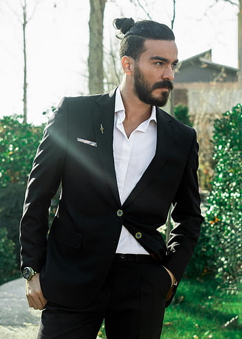 Kendinden emin etnik adam, şık beyefendi, resmi kıyafet, güneşli kırsal, açık portre, Kendinden emin poz, etnik moda, kırsal moda, resmi takım elbise, açık hava güneş ışığı, etnik stil
