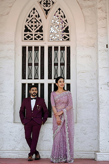 Abiti da sposa del Kerala, Coppia elegante, abbigliamento tradizionale, finestra gotica, posa all'aperto, uomo e donna, abito viola, Saree di lavanda, sposi, moda culturale