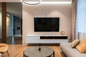 moderne woonkamer, stijlvol decor, flatscreen tv, elegant interieur, eigentijds ontwerp, houten vloer, Gezellige bank, ronde salontafel, glazen partitie, sfeerverlichting, pattermuur