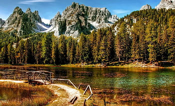 Dolomites, ทะเลสาบอันเงียบสงบ, ฤดูใบไม้ร่วง, สะพานไม้ชนบท, มุมมองอันเงียบสงบ, แหล่งน้ำ, ภาพสะท้อนของภูเขา, ภูมิทัศน์ธรรมชาติ, ป่าเขา, ทิวทัศน์อัลไพน์, บรรยากาศที่สงบสุข