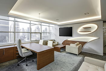 Kantoor ruimte, grijze rollende stoel, bruin houten bureau, flatscreen tv, wit geschilderde muur, eigentijdse meubels, Skyline uitzicht op de stad, strak kantoor, Professionele werkruimte, modern kantoor, Witte bureaustoel
