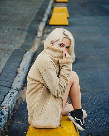 semišová bunda, blondýnka, obrubník, černé tenisky, Stylové vibrace, městské módy, pouliční styl, Neformální outfit, pádu, zimní styl, Žlutá obruba