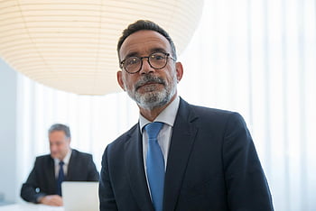 portrét podnikatele, sebevědomý manažer, formální oblečení, moderní kancelář, vedoucí pracovník, profesionální muž, pracovní oblek, Kancelářské pozadí, firemní obrázek, obchodní profesionál, Nastavení kanceláře