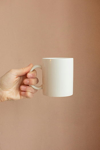 mano che tiene tazza, tazza in ceramica bianca, Sfondo di pesca, Scena semplice, Scena elegante, tazza bianca, Foto minimalista, design pulito, colori tenui, sfondo minimale
