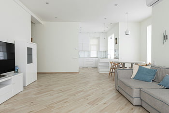 moderne wohnung, Küche, Couch, Helles Wohnzimmer, Minimalistische Küche, Geräumige Wohnung, Holzboden, weiße Möbel, zeitgemäßes Design, Offenes Layout, modernes Interieur