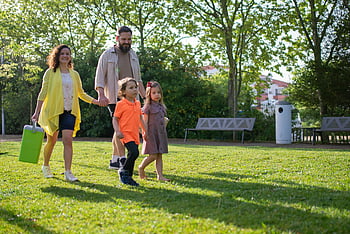 rodinné procházky, tráva, slunečný park, Portugalský park, radostná rodina, děti na procházce, venkovní aktivita, rodinného času, park scény, zelená tráva, rodinný výlet