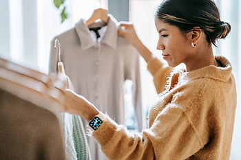 žena nakupování, Stylový butik, Výběr oděvu, ramínka na šaty, módní obchod, Nastavení butiku, soustředěná žena, Výběr oblečení, Stylové oblečení, Butikové nakupování, Módní butik
