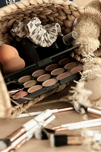 kosmetických výrobků, proutěný koš, rozmanitý make-up, štětce, paleta očních stínů, kosmetické nástroje, make-up položky, kosmetické výrobky, make-up štětce, make-up paleta, make-up nástroje