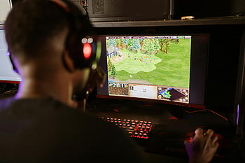 muž hrající počítačovou hru, strategická hra, Monitor s vysokým rozlišením, Vnitřní hraní, hráč, počítačová hra, intenzivní hraní, nastavení her, Strategie hraní, Vnitřní zábava, herní monitor