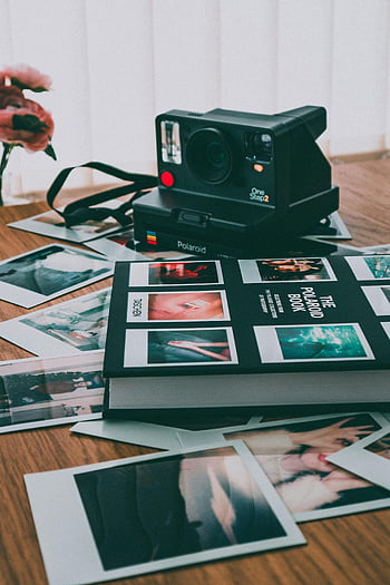 Polaroid fotoğraf makinesi, Anında Baskılar, fotoğraf albümü, tahta masa, bağbozumu kamera, Polaroid Onestep2, Dağınık fotoğraflar, polaroid kitabı, anlık fotoğrafçılık, fotoğraf gösterimi, Polaroid Koleksiyonu
