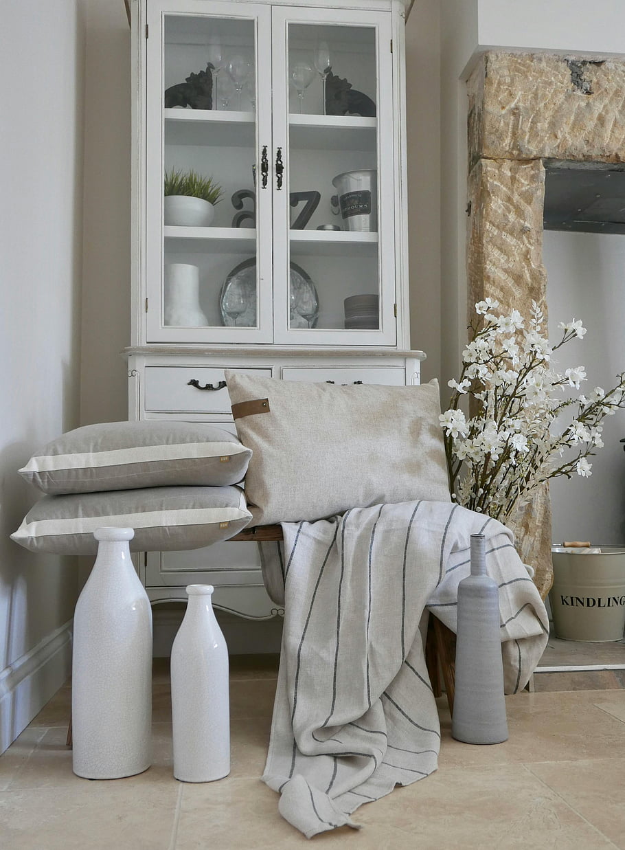 Elegantní interiér, klasický nábytek, dekorativní vázy, stylový vintage, Nastavení obývacího pokoje, bílá skříňka, květinová výzdoba, polštáře, vinobraní výzdoba, Vzhled interiéru, domovní dekorace