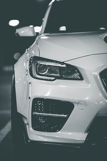 Moderní luxusní auto, Lesklý nárazník, Elegantní bílé auto, Disly osvětlená garáž, moderní design, detailní fotografie, luxusní vozidlo, špičkové auto, automobilového designu, fotografování automobilů, Interiér garáže