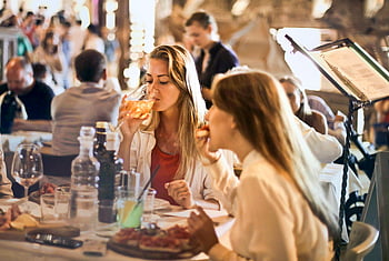 žena pití vína, Útulná italská restaurace, Přátelé stolování, užívat si nápoje, živá atmosféra, italské jídlo, Ambiance restaurace, společenské setkání, jídelní zážitek, sklenice na víno, jídlo a pití