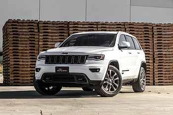 بيضاء جيب شيروكي،  suv،  لوحات البليت البني،  ميزات فاخرة،  متوقفة،  المنصات الخشبية،  تصميم أنيق،  جراند شيروكي،  مركبة،  الإعداد في الهواء الطلق،  الخلفية الصناعية