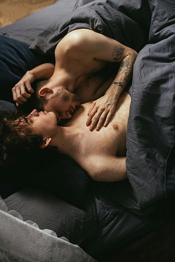 shirtløse mænd, liggende på sengen, ømt øjeblik, homoseksuelle par, omfavner kærligt, intim scene, romantisk par, Sengescene, kærligt par, Shirtless par, Bed intimitet
